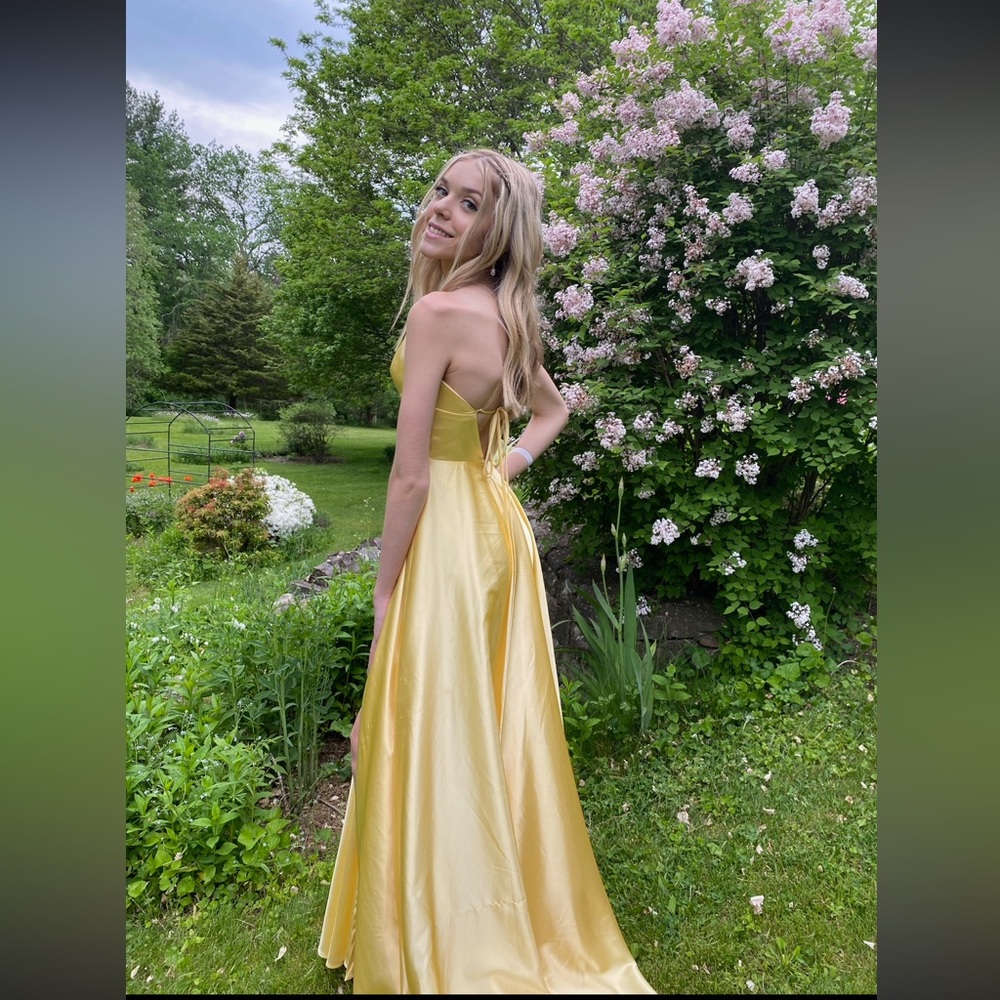 GUC Faviana Long Matte Satin V-Neck Lace-Up Yellow/Gold Gown Size 0